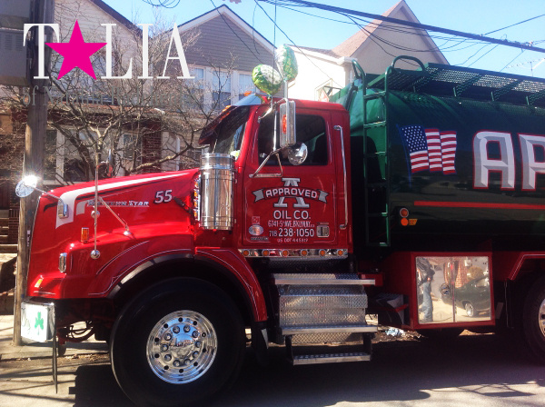 Подготовка к параду. 3 авеню, Бруклин.